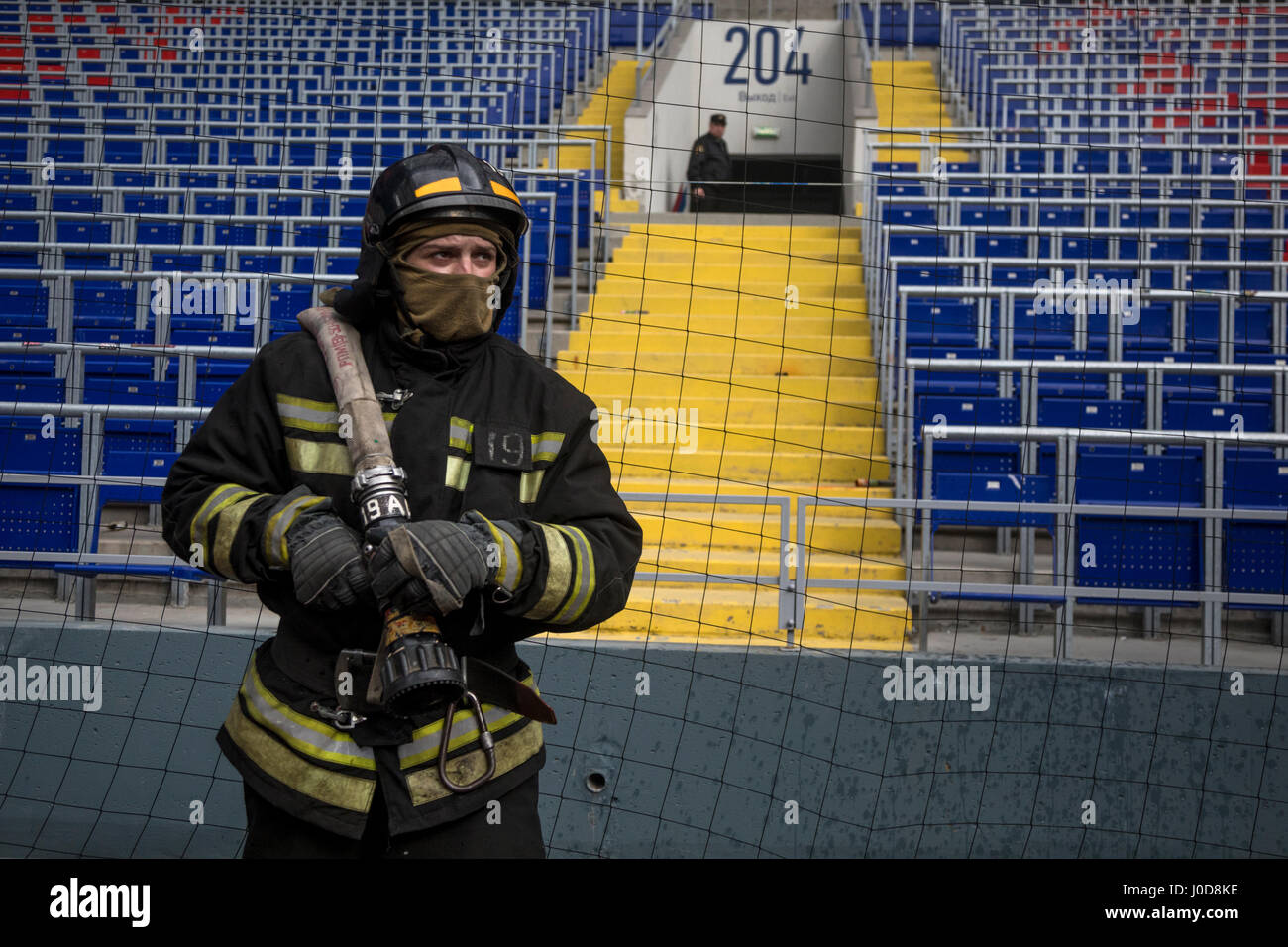 Mosca, Russia. Xii Apr, 2017. Le emergenze del Ministero dell'esercitazione antincendio presso il CSKA Arena di Mosca Credito: Nikolay Vinokurov/Alamy Live News Foto Stock