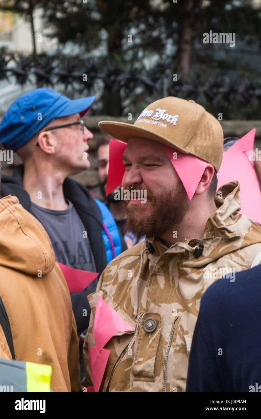 Londra, Regno Unito. Xii Apr, 2017. Londra: centinaia di protestare contro la Cecenia gay 'campi di concentramento' Credit: Zefrog/Alamy Live News Foto Stock