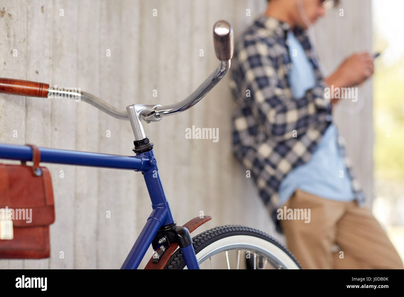 Uomo con il pignone fisso della bicicletta su strada Foto Stock