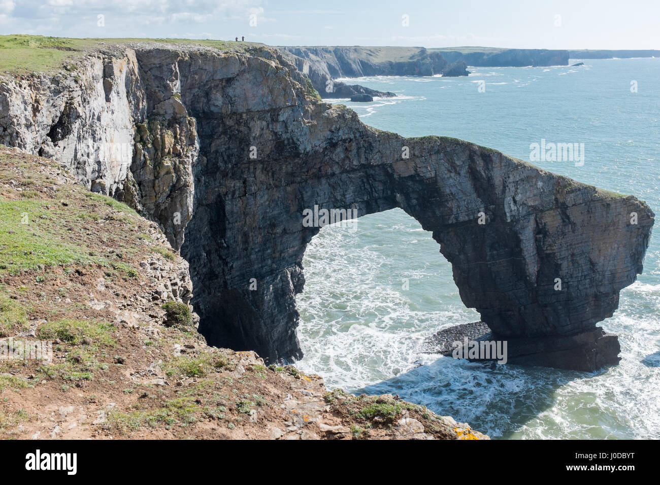 Ponte Verde del Galles è un arco naturale formata da calcare carbonifero e è situato entro il Pembrokeshire Coast National Park in Galles Foto Stock