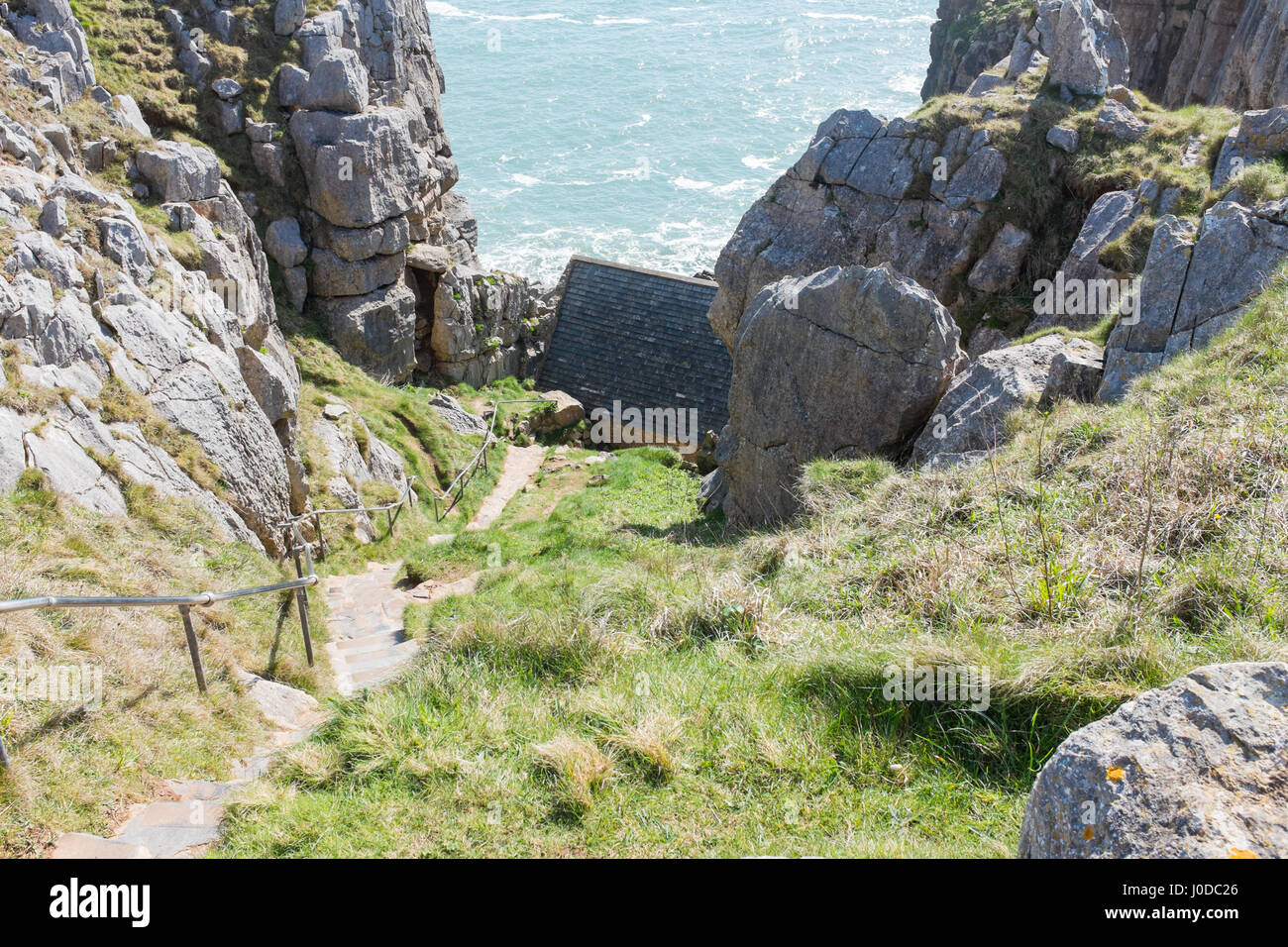 Saint Govan la cappella che è costruito sul fianco di una scogliera di pietra calcarea a Saint Govan la testa su Il Pembrokeshire Coast Path in Galles Foto Stock