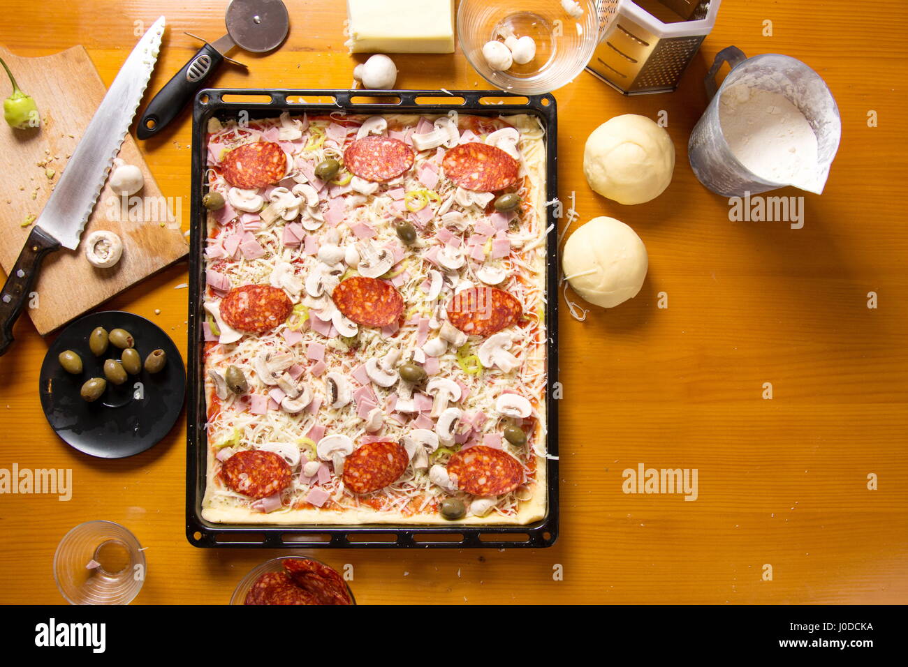Pizza nel rendere con ingredienti, vista dall'alto Foto Stock