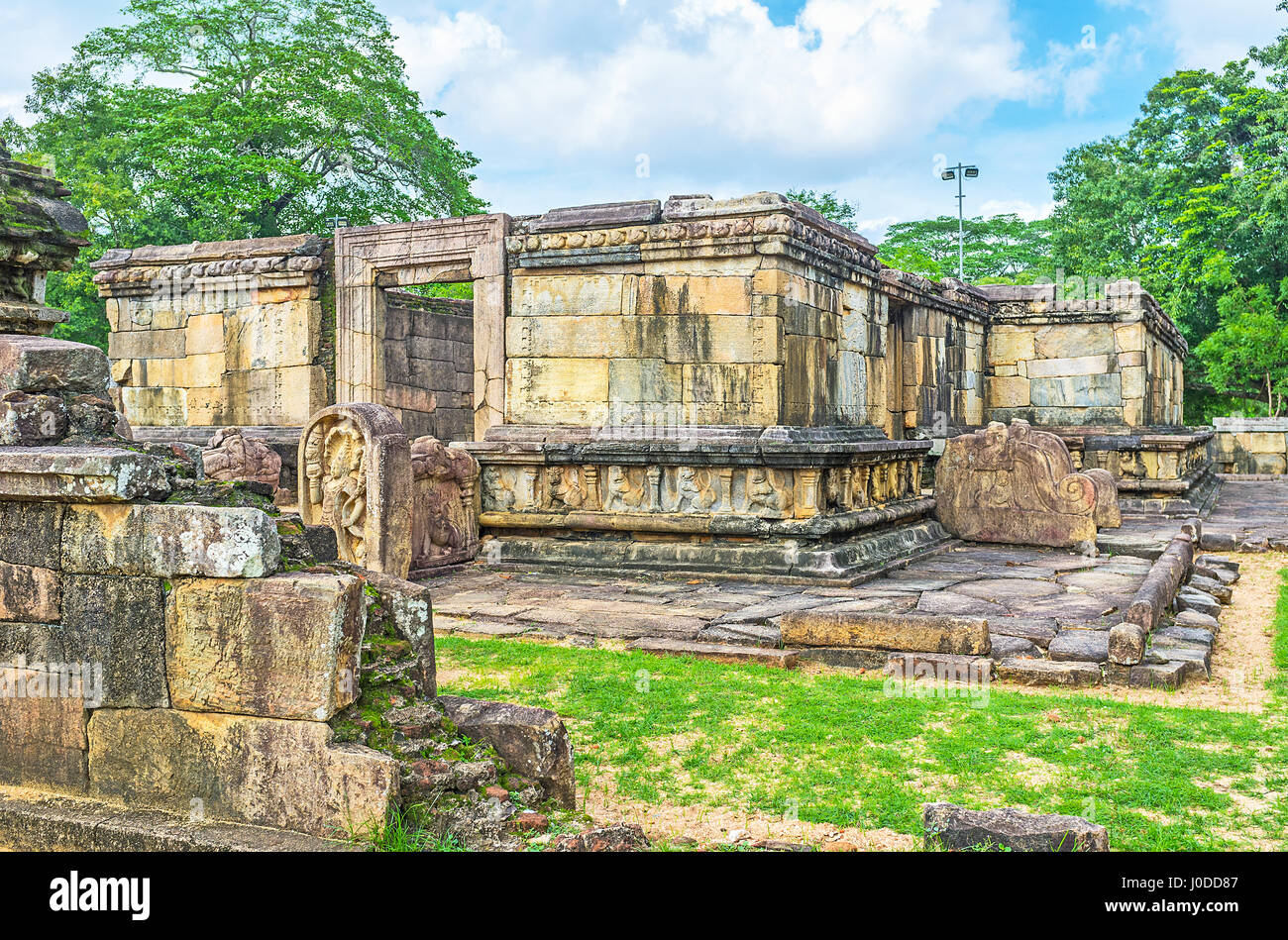 L'antica Hetadage, edificata per ospitare la Reliquia del Sacro Dente del Signore Buddha, decorata con sculture di Naga -Raja, motivi scolpiti e rilievi dei Lions, da Foto Stock