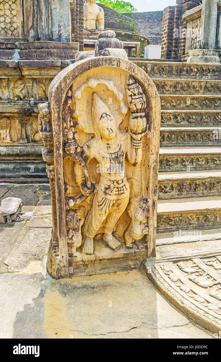 Le antiche popolazioni Naga-raja statua all'ingresso il Vatadage (Stupa casa) a Dalada Maluwa sito della città sacra di Polonnaruwa, Sri Lanka. Foto Stock