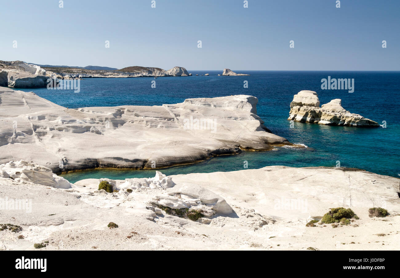 Spiaggia Bianca e la fascia costiera di Sarakiniko su Milos Foto Stock