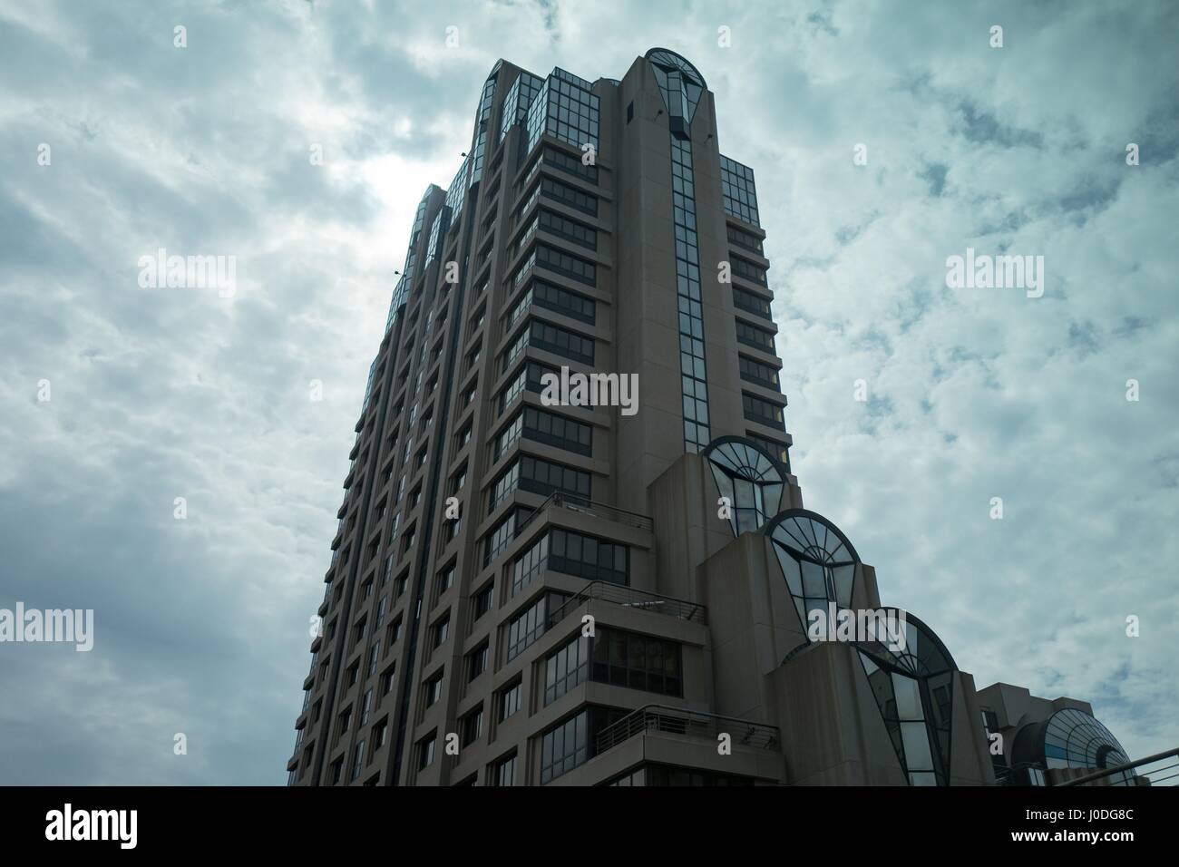 Marriott Marquis hotel edificio su un giorno nuvoloso, su Market Street nel centro cittadino di San Francisco, California, 19 marzo 2017. Foto Stock