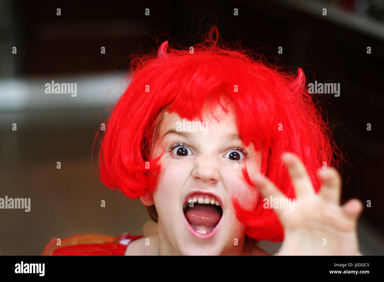 Bambino vestito in un costume diavolo con corna rossa e parrucca, costume di halloween, halloween costumi, dressup, scary diavolo rosso gioia divertimento giocando dressup fino Foto Stock