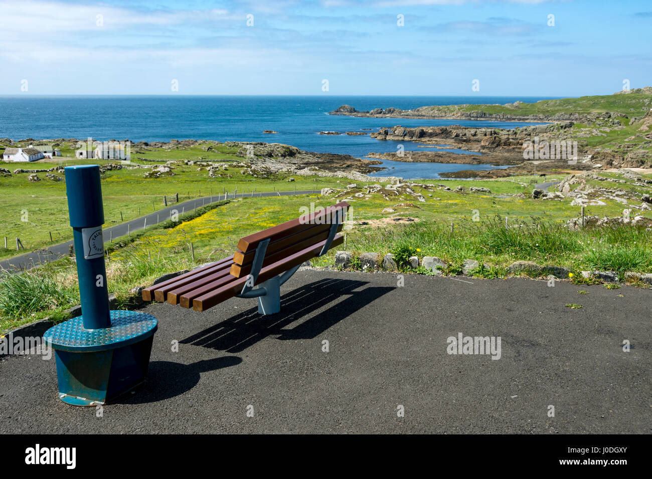 Sedile unico posteriore e un piedistallo per un 'telescopio parlante' in corrispondenza di un punto di vista vicino a Malin Head, Penisola di Inishowen, County Donegal, Irlanda Foto Stock