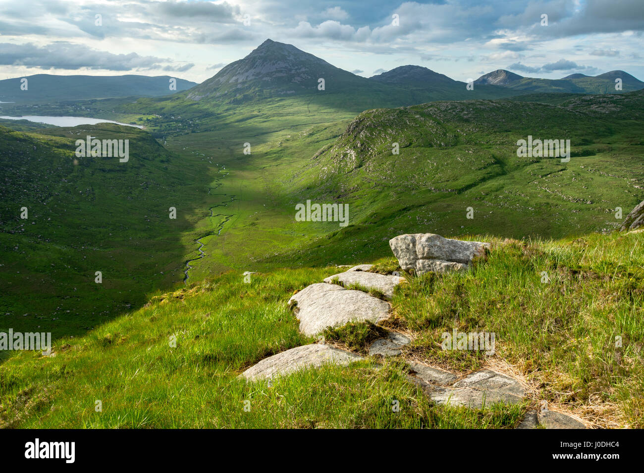 Dunlewy Lough, Errigal e le colline Aghla oltre l'avvelenato Glen, da Crockfadda, Derryveagh montagne, County Donegal, Irlanda Foto Stock