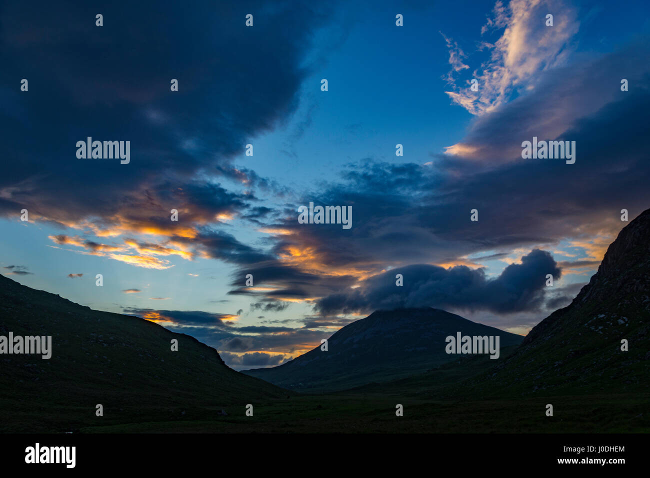 Errigal dall'avvelenato Glen al tramonto, Derryveagh montagne, County Donegal, Irlanda Foto Stock
