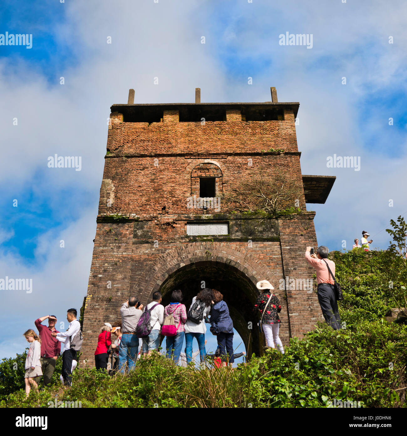 Vista sulla piazza di turisti alla Hai Van Pass, Vietnam Foto Stock
