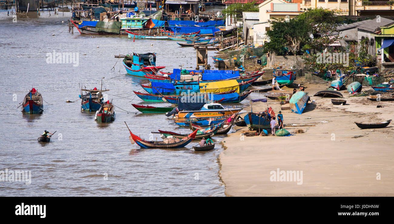 Orizzontale vista panoramica dei pescatori e delle loro imbarcazioni al Lang Co, Vietnam Foto Stock