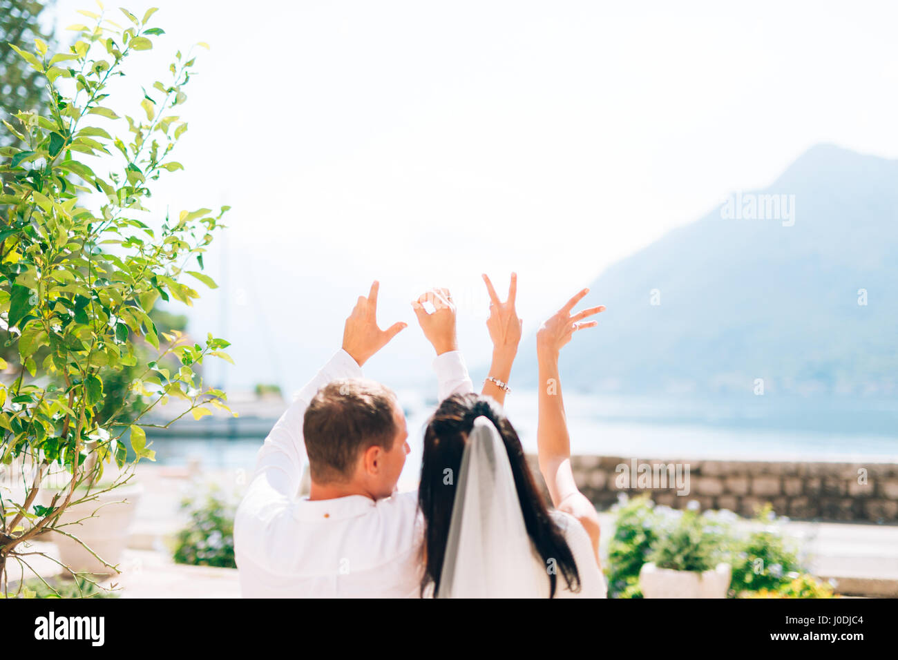 Agli sposi novelli visualizza la scritta amore Foto Stock