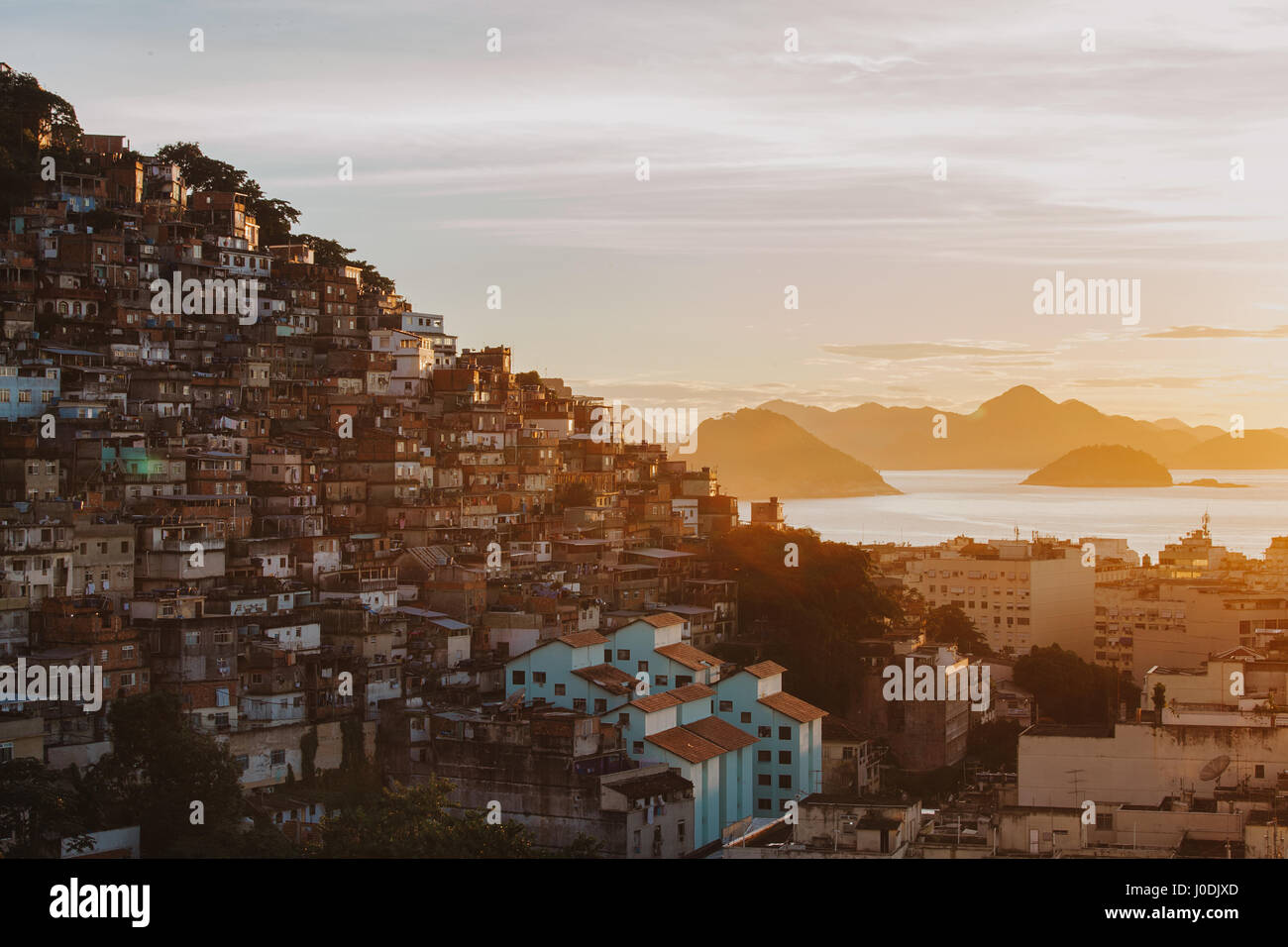 Favela Cantagalo e la spiaggia di Ipanema, Rio de Janeiro, Brasile, durante il sunrise Foto Stock