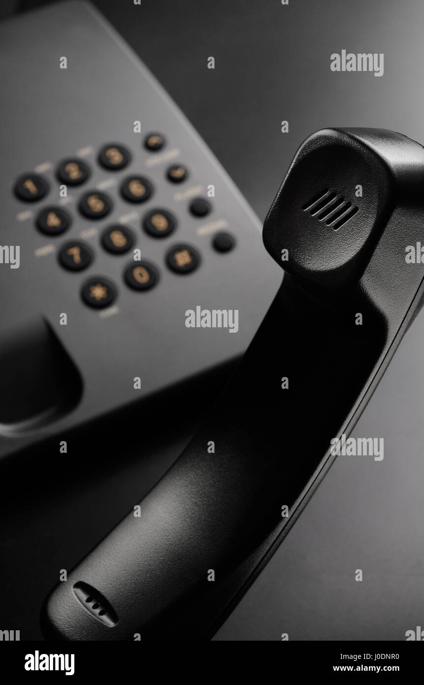 Nero telefono cablato su sfondo nero Foto Stock