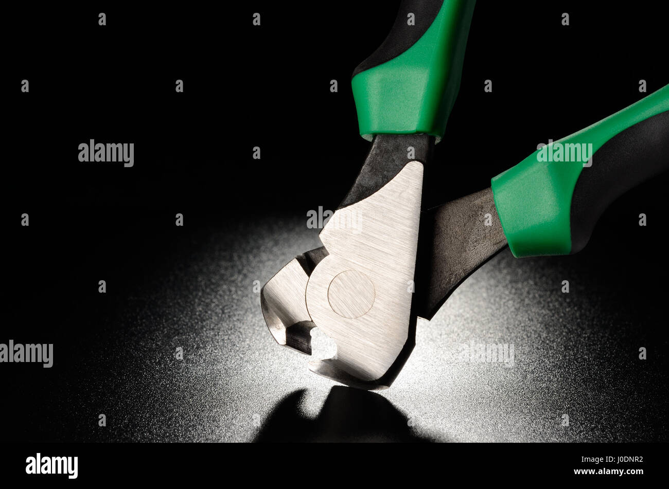 Filo verde taglierina nero sulla superficie opaca Foto Stock