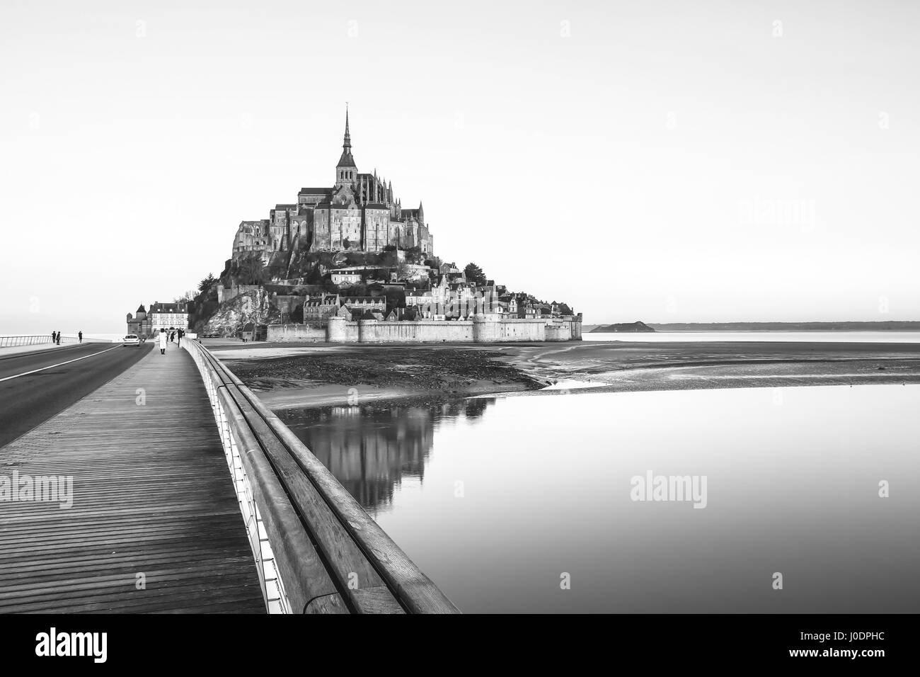 La luce del mattino sul Mont Saint Michel e la sua riflessione in Normandia - Francia Foto Stock