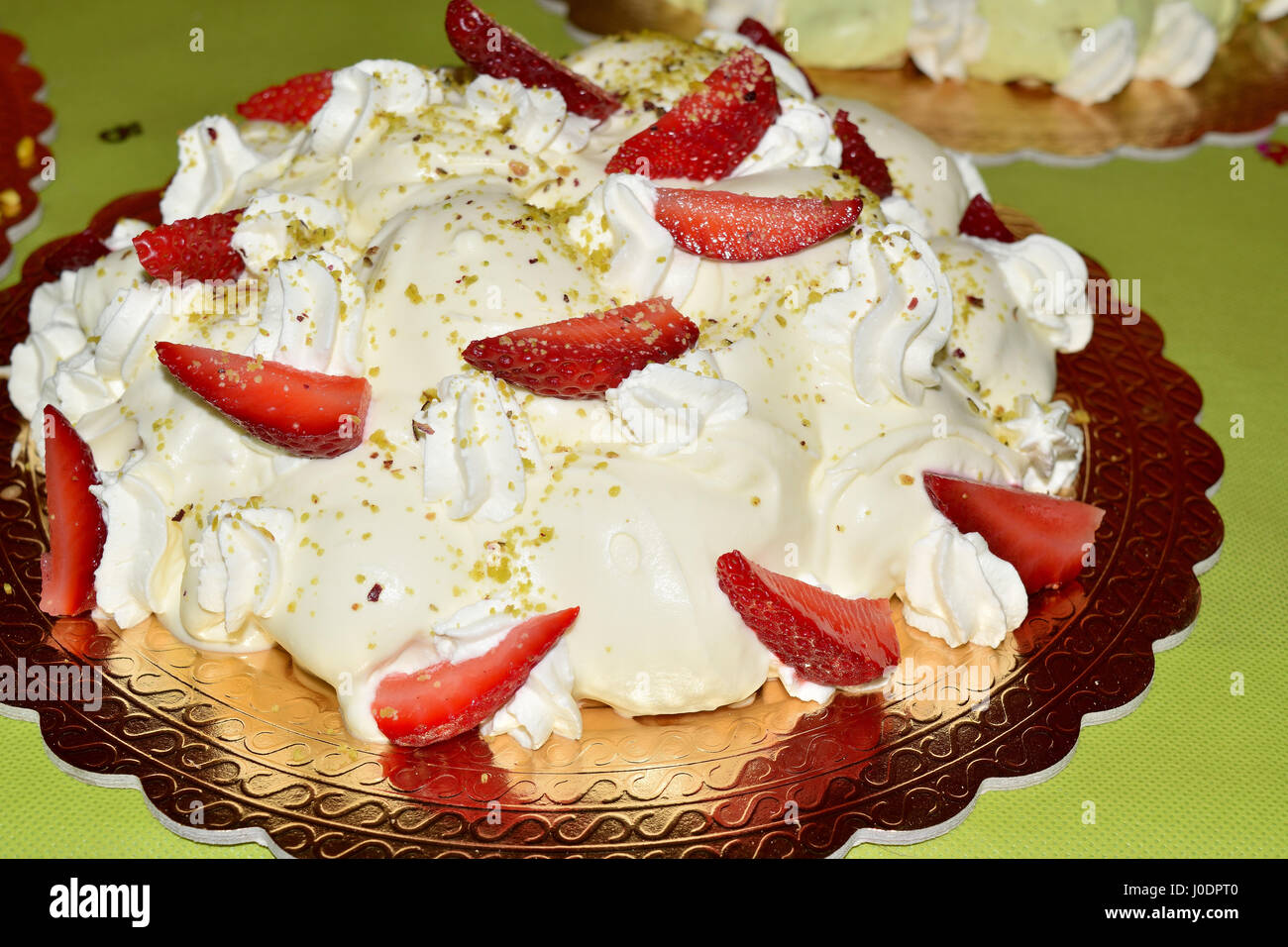 In casa deliziosi dessert profiteroles farcito con crema pasticcera Foto Stock