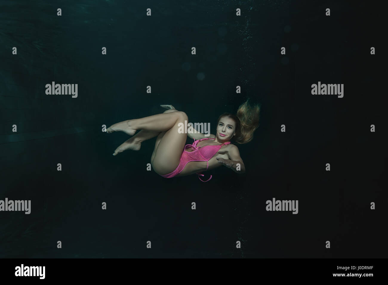 Giovane donna in costume da bagno sotto l'acqua. Foto Stock