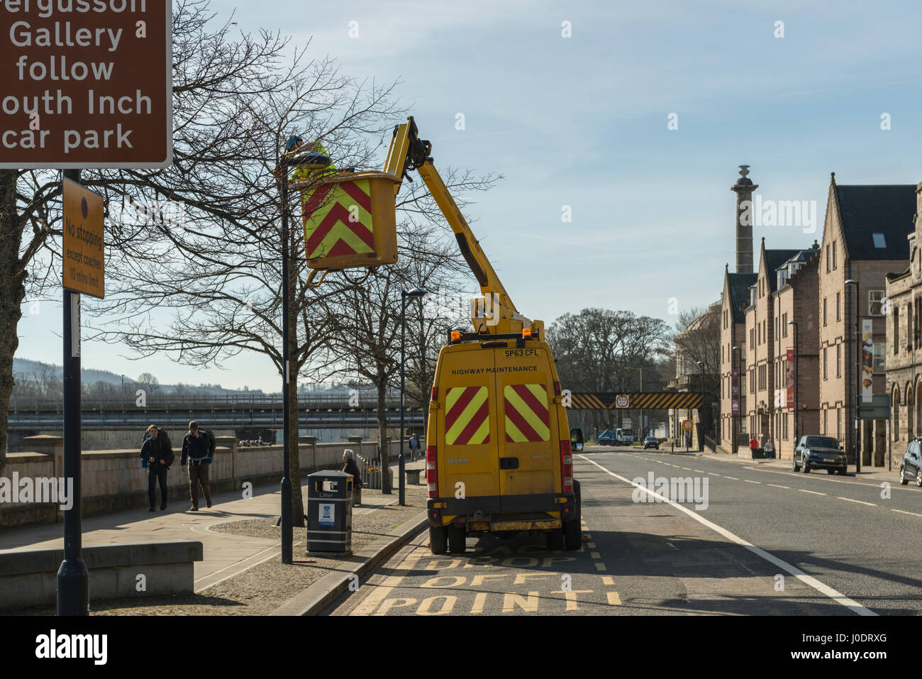 Lavoratori portano fuori strada manutenzione illuminazione,Tay Street, Perth, Scotland, Regno Unito Foto Stock