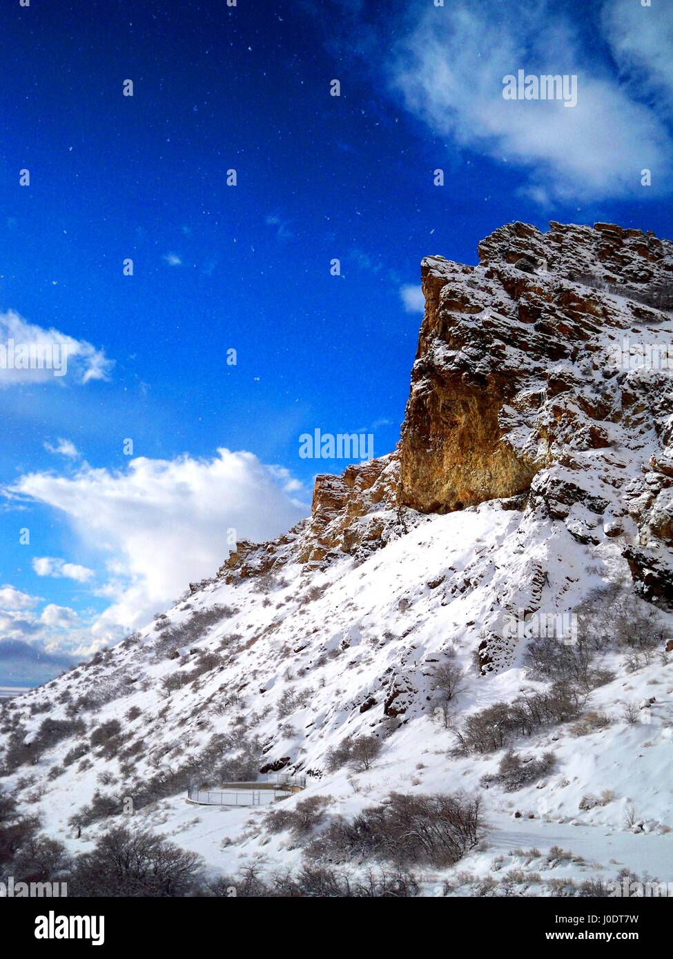 Il Majestic squaw peak sovrasta la neve ricopriva rock canyon di Provo Foto Stock