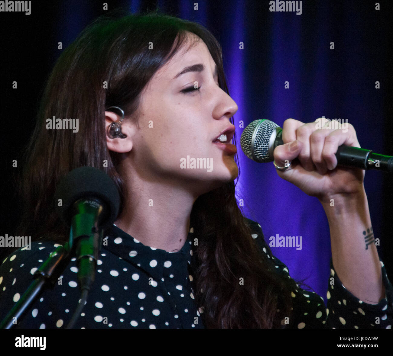 Bala Cynwyd, PA, Stati Uniti d'America. 10 Aprile, 2017. Francese di Jain Singer-Songwriter visita Radio 104.5's teatro delle prestazioni. © Paul Froggatt/FamousPix/Stock Alamy Foto Stock