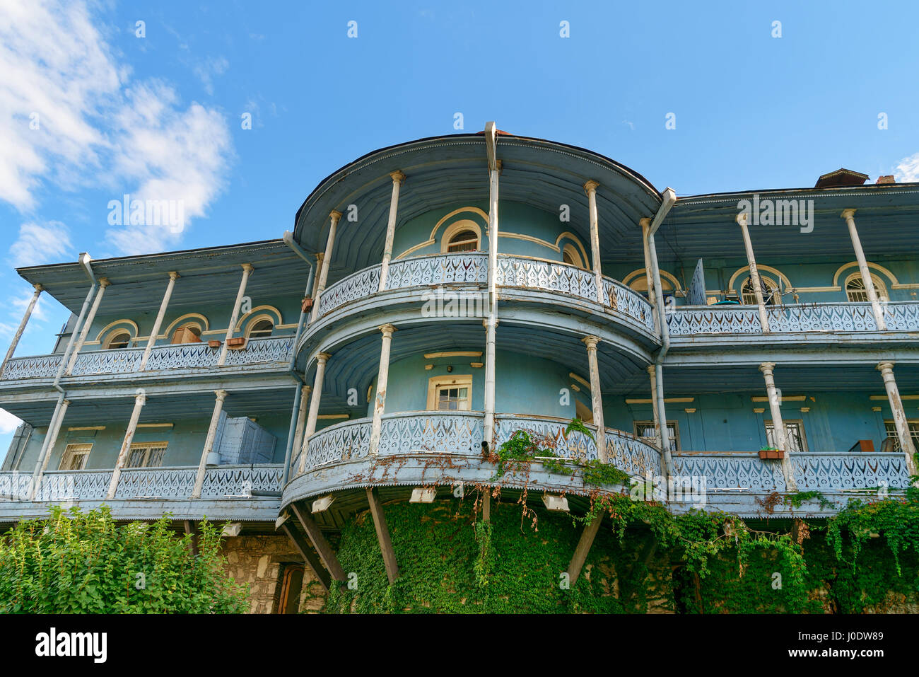 Tradizionale blu in legno scolpito sul balcone Baratashvili avenue a Tbilisi. La Georgia. Foto Stock