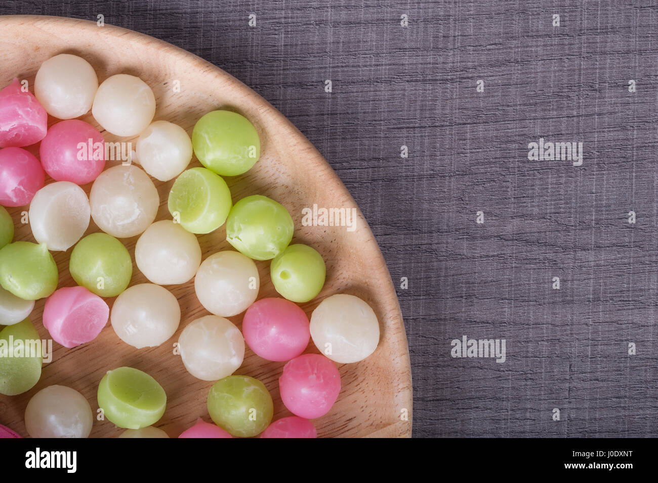 Aalaw o il protocollo ALUA, tailandese tradizionale caramella dolce con nella piastra su legno sfondo tabella Foto Stock