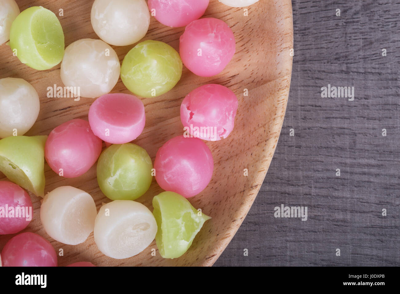 Aalaw o il protocollo ALUA, tailandese tradizionale caramella dolce con nella piastra su legno sfondo tabella Foto Stock