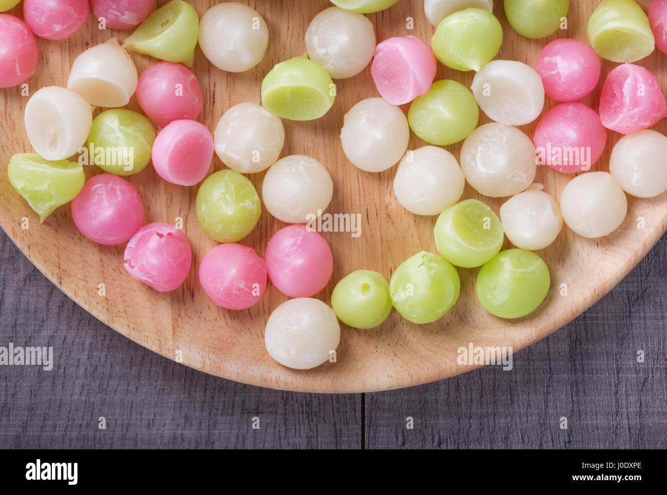 Aalaw o il protocollo ALUA, tailandese tradizionale caramella dolce con nella piastra su legno sfondo tabella Foto Stock