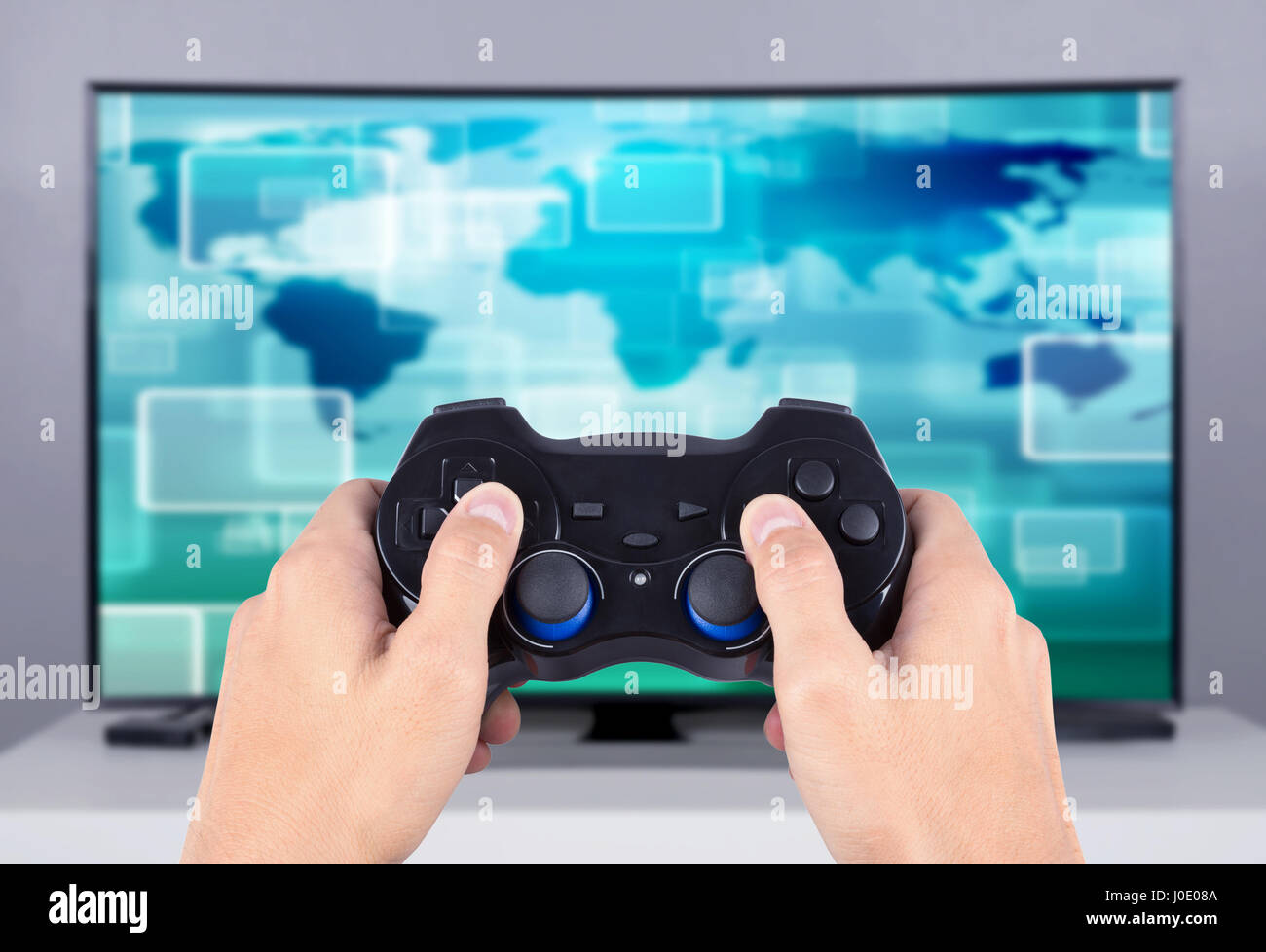 Mano azienda joystick per la riproduzione di video gioco sul TV Foto Stock