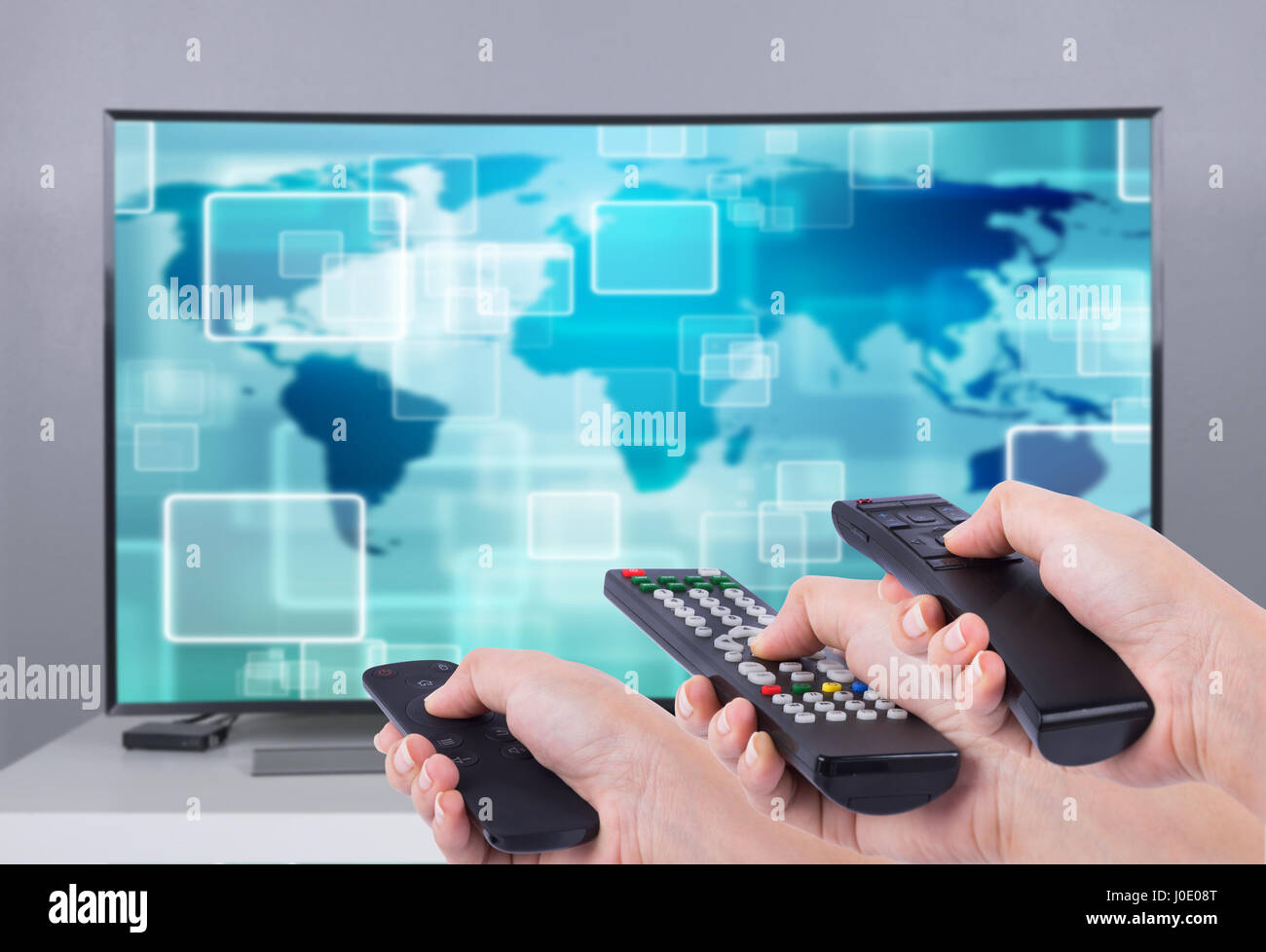 Mani multimedia telecomando con una smart TV Foto Stock