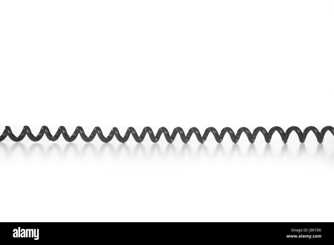 Spirale nera cavo telefonico isolati su sfondo bianco.con riflessioni Foto Stock