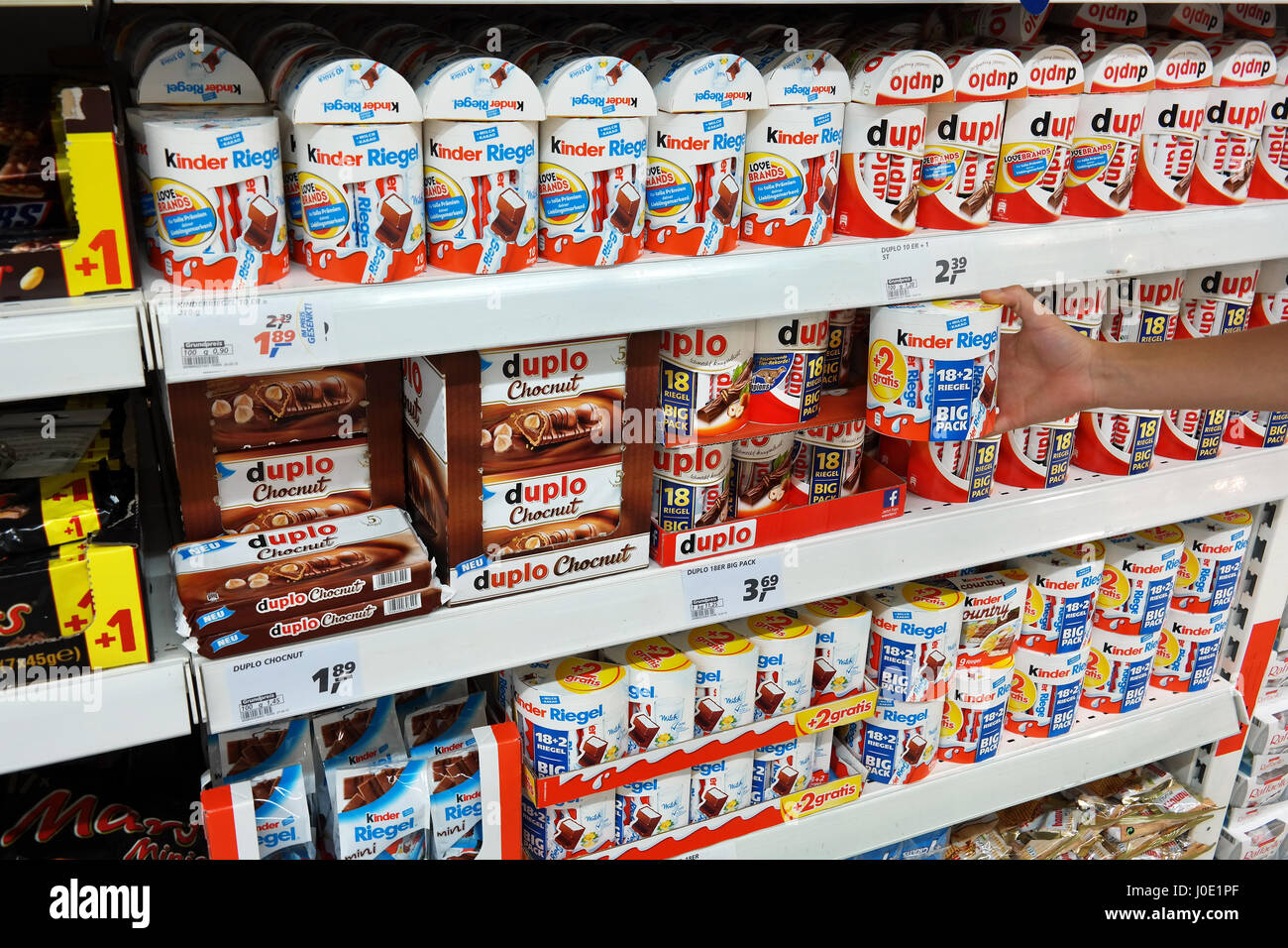 Ripiani di prodotti di cioccolato in un ipermercato Real. Foto Stock