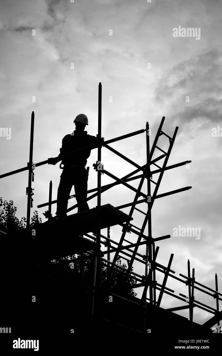 Silhouette di un lavoratore edile sulla impalcatura Foto Stock