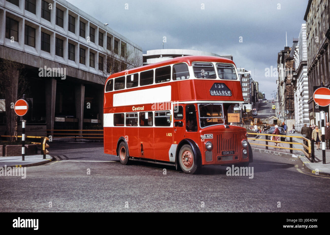 La Scozia, Regno Unito - 1973: immagine Vintage di bus nel centro di Glasgow. SMT centrale Leyland Titan PD2/NCME L625 (numero di registrazione per la musica di sottofondo 25). Foto Stock