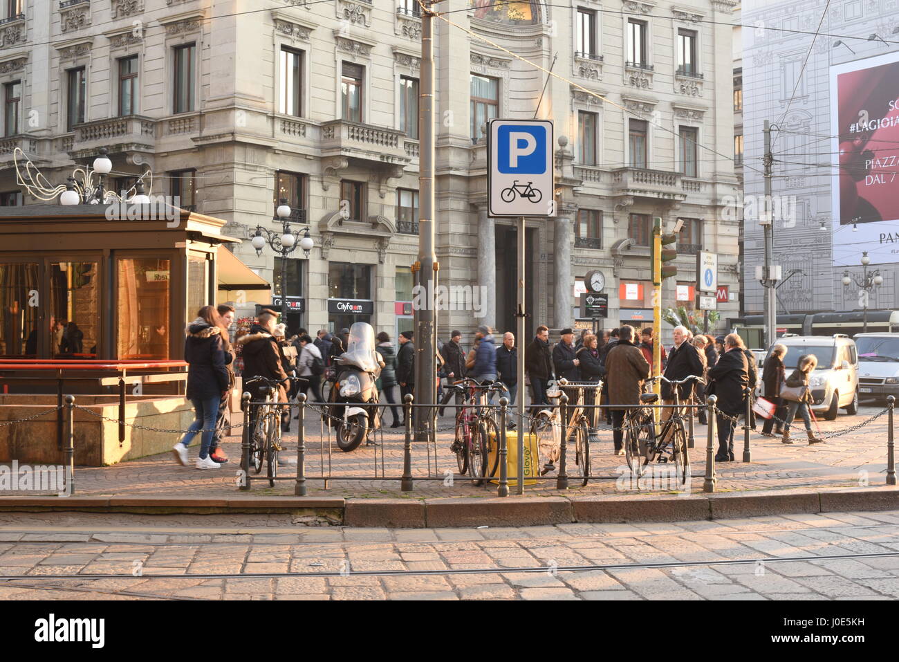 Occupato angolo di strada a Milano in serata la luce solare Foto Stock