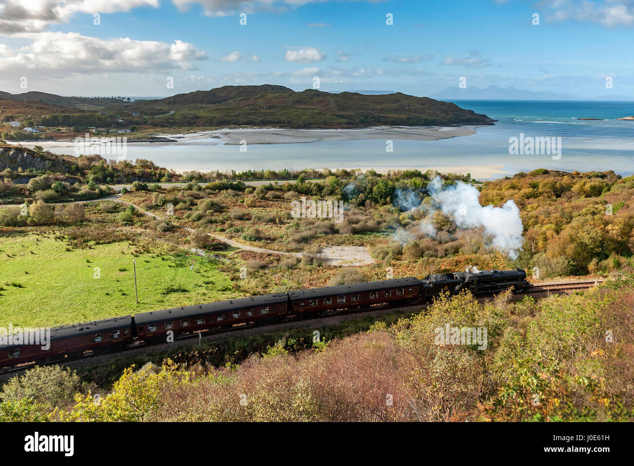 Il Lancashire Fusilier nero cinque locomotiva a vapore tira il treno giacobita sul West Highland Railway da Fort William a Mallaig. Foto Stock