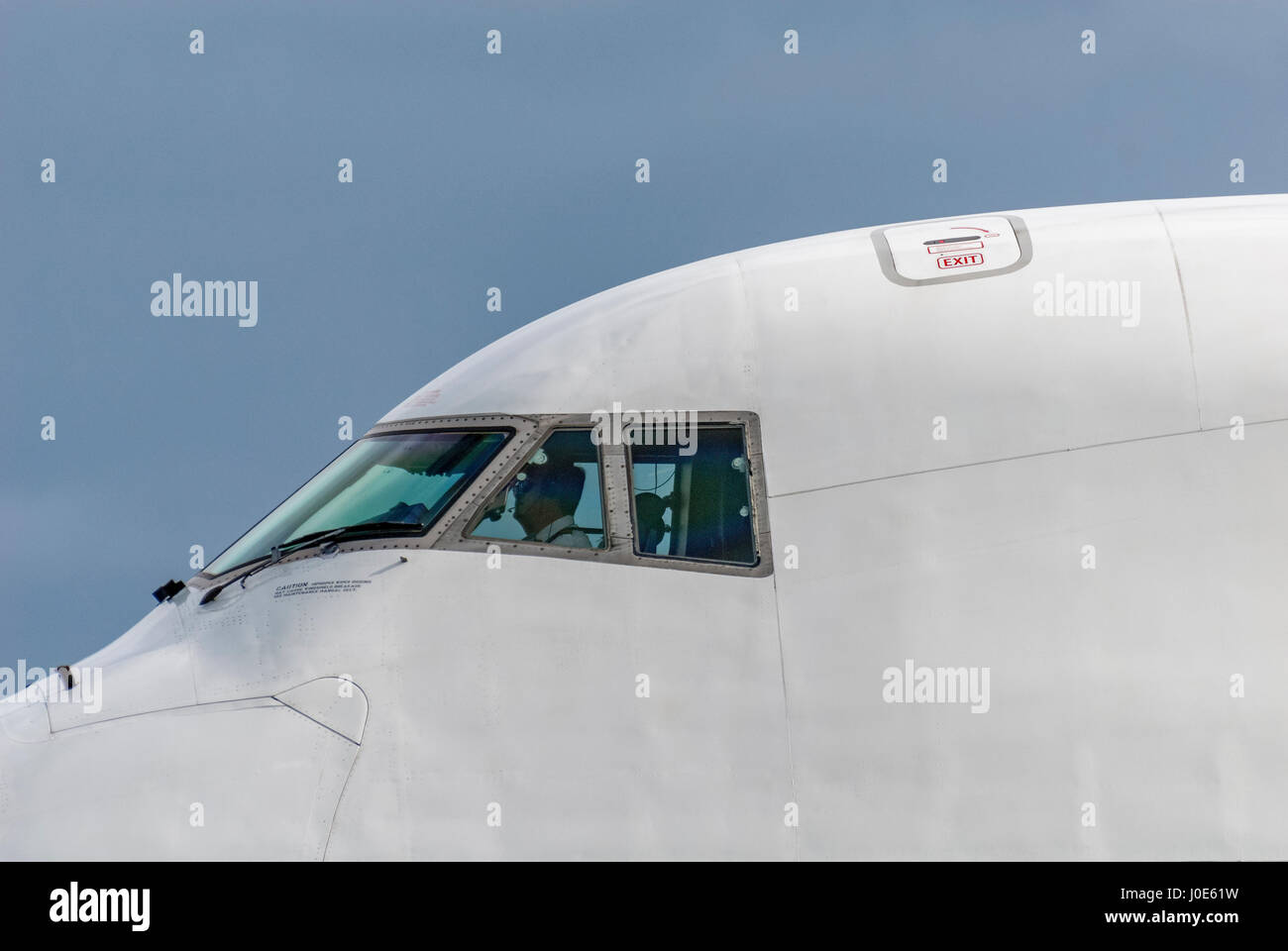 I jumbo jet Boeing 747 cockpit con piloti visibile. Chiudere uo. Foto Stock