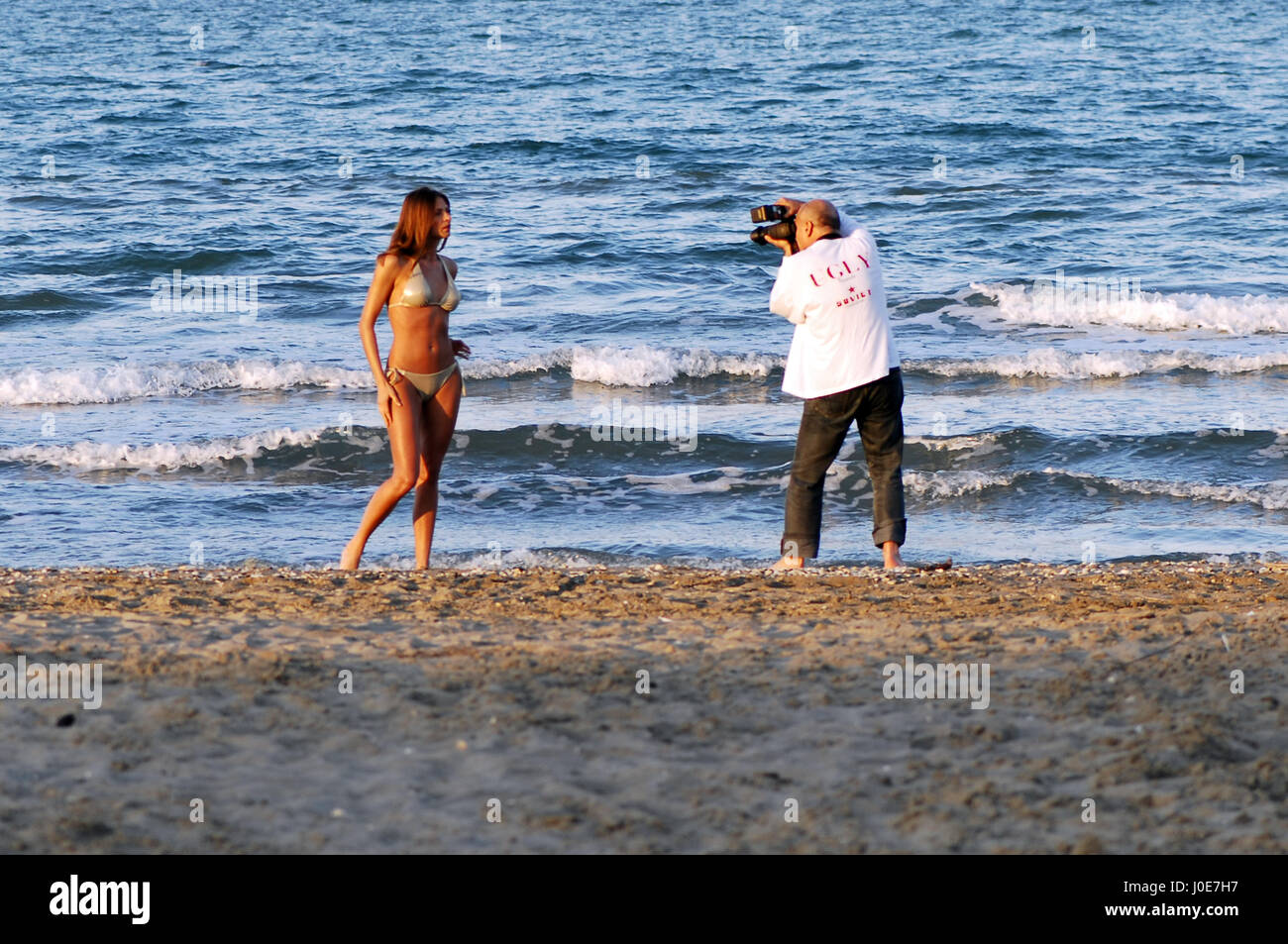 Fotografo con il modello sulla spiaggia: shooting backstage Foto Stock