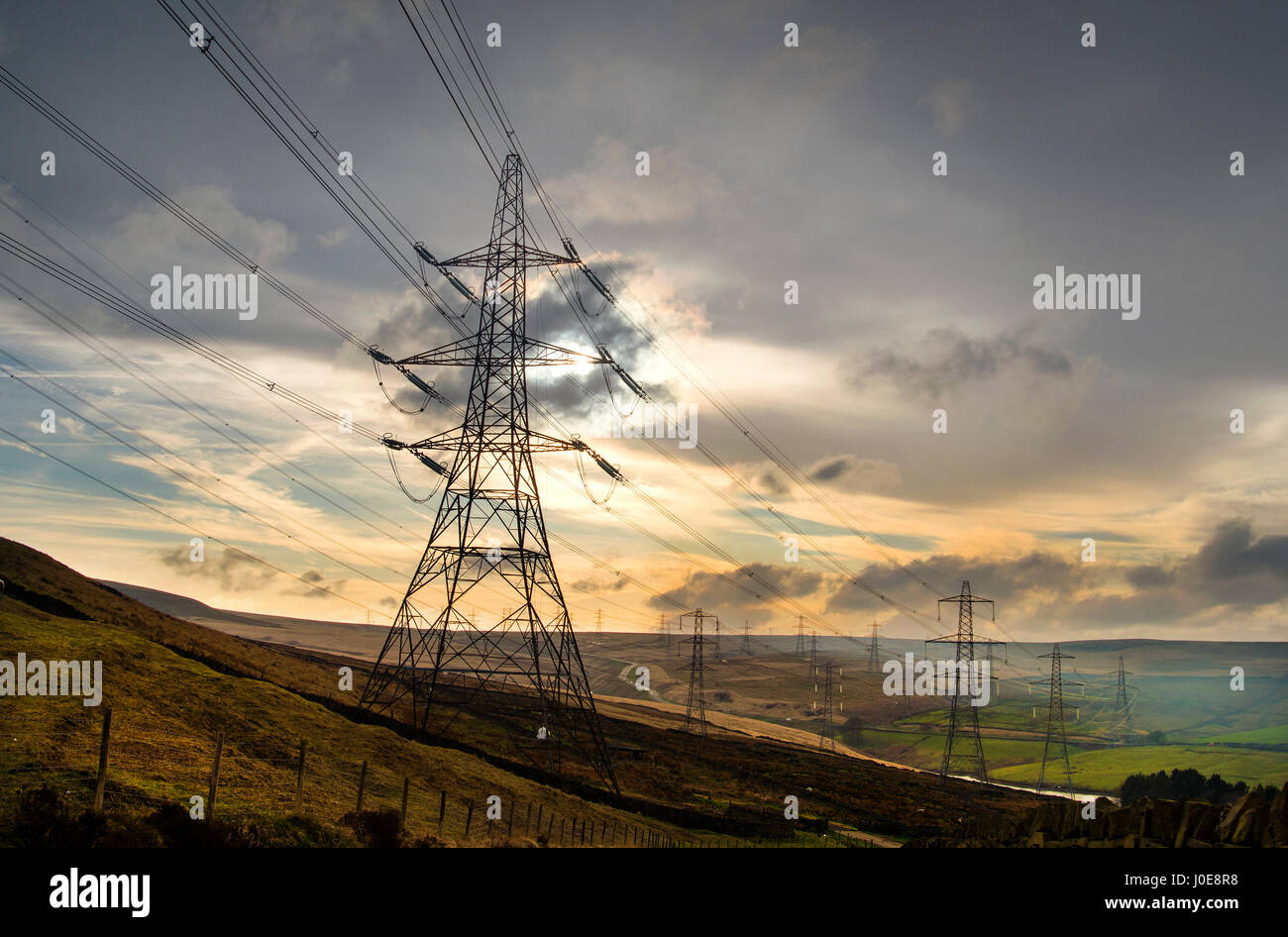 Tralicci di energia elettrica al tramonto. Foto Stock