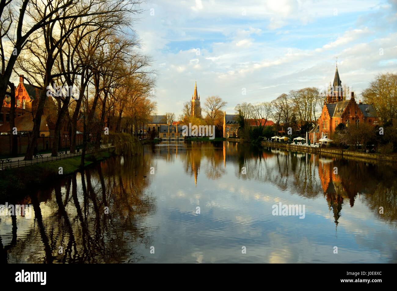 La riflessione di acqua nel Minnewater (Lago d'Amore), Bruges, Belgio Foto Stock