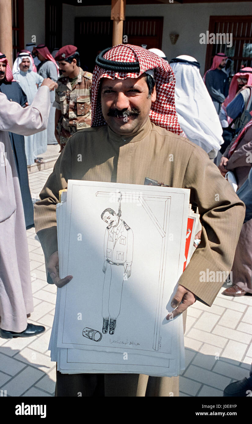 Un artista kuwaitiani sorrisi come egli mostra off anti-Iraq disegni ha in mente di presentare l'emiro del Kuwait Sheikh Jaber al-Ahmad al-Sabah in seguito alla liberazione Marzo 16, 1991 a Kuwait City in Kuwait. Dopo quattro giorni di combattimenti, tutte le truppe irachene furono espulsi dal Kuwait, finendo a quasi sette mesi di occupazione del Kuwait da parte dell'Iraq. Foto Stock