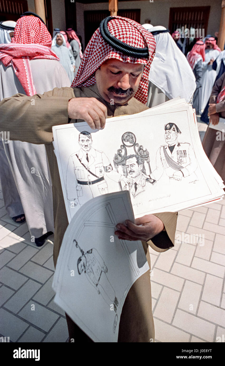 Un artista kuwaitiani mostra off anti-Iraq disegni ha in mente di presentare l'emiro del Kuwait Sheikh Jaber al-Ahmad al-Sabah in seguito alla liberazione Marzo 16, 1991 a Kuwait City in Kuwait. Dopo quattro giorni di combattimenti, tutte le truppe irachene furono espulsi dal Kuwait, finendo a quasi sette mesi di occupazione del Kuwait da parte dell'Iraq. Foto Stock