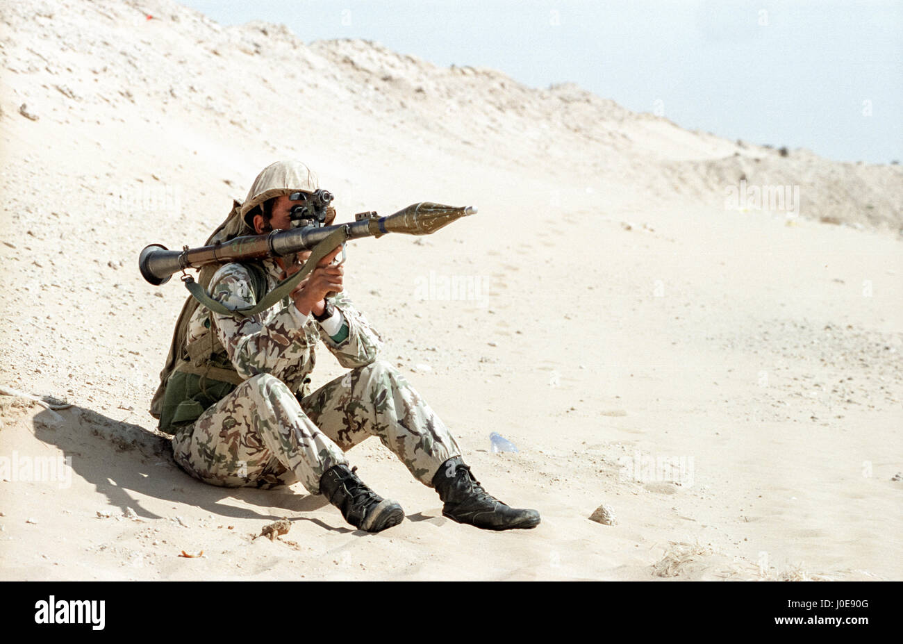 Un soldato egiziano di pattuglie sabbia berm segna il confine del Kuwait e Arabia Saudita con un razzo a propulsione granata Febbraio 8, 1991 in Ruqa, Arabia Saudita. I soldati egiziani sono parte della coalizione di nazioni in Operazione Desert Storm per liberare il Kuwait dall'occupazione irachena. Foto Stock