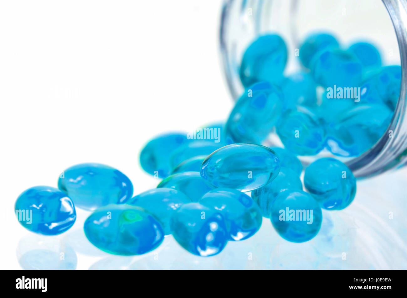 Capsule di gelatina molle utilizzate nella produzione farmaceutica per contenere il farmaco oleoso e supplemento nutrizionale come la vitamina A e olio di pesce Olio di Primula di riso Foto Stock