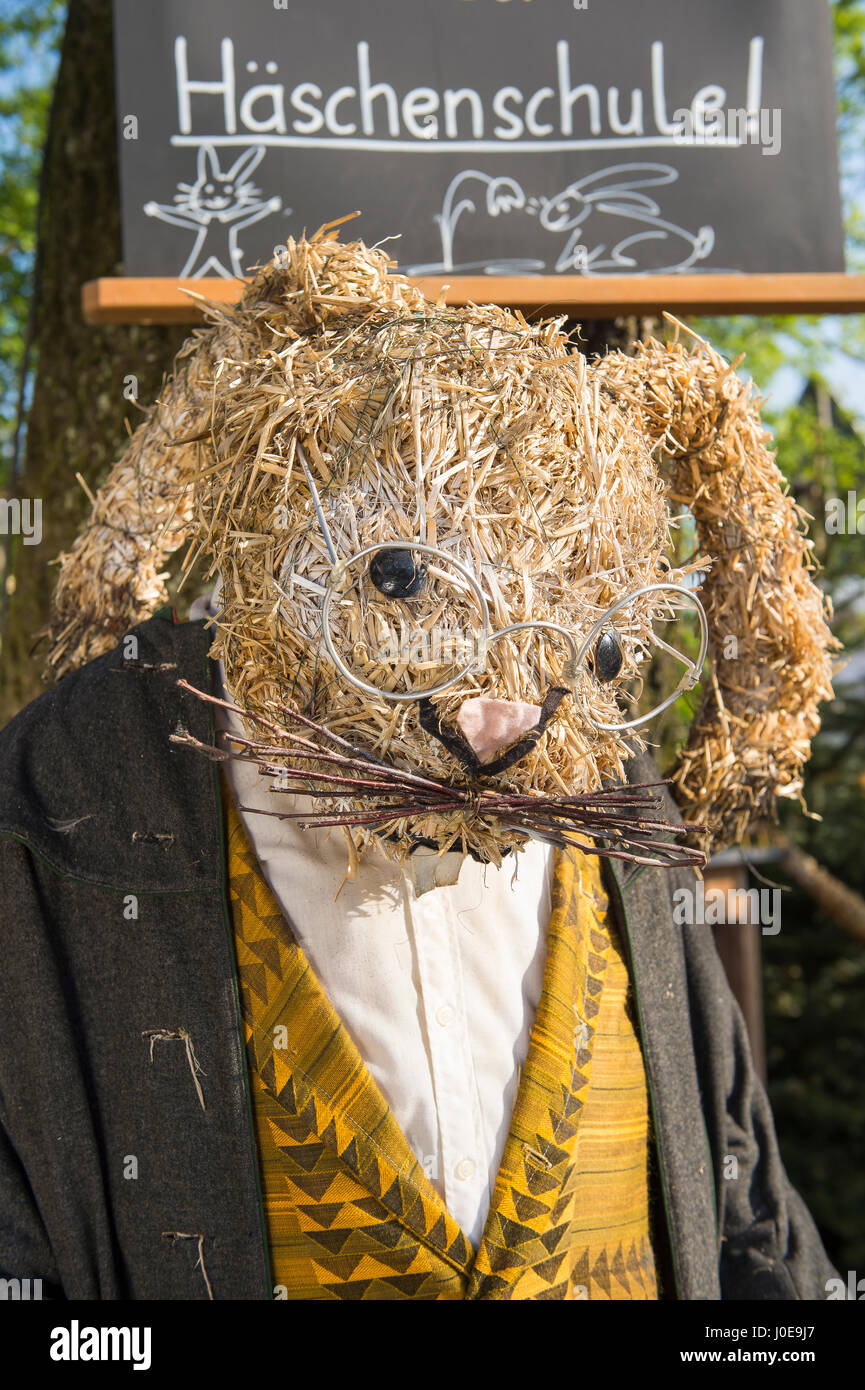 Coniglietto di pasqua come una bambola di paglia, insegnante presso la scuola di bunny, Niederneuching-Ottenhofen, Alta Baviera, Baviera, Germania Foto Stock
