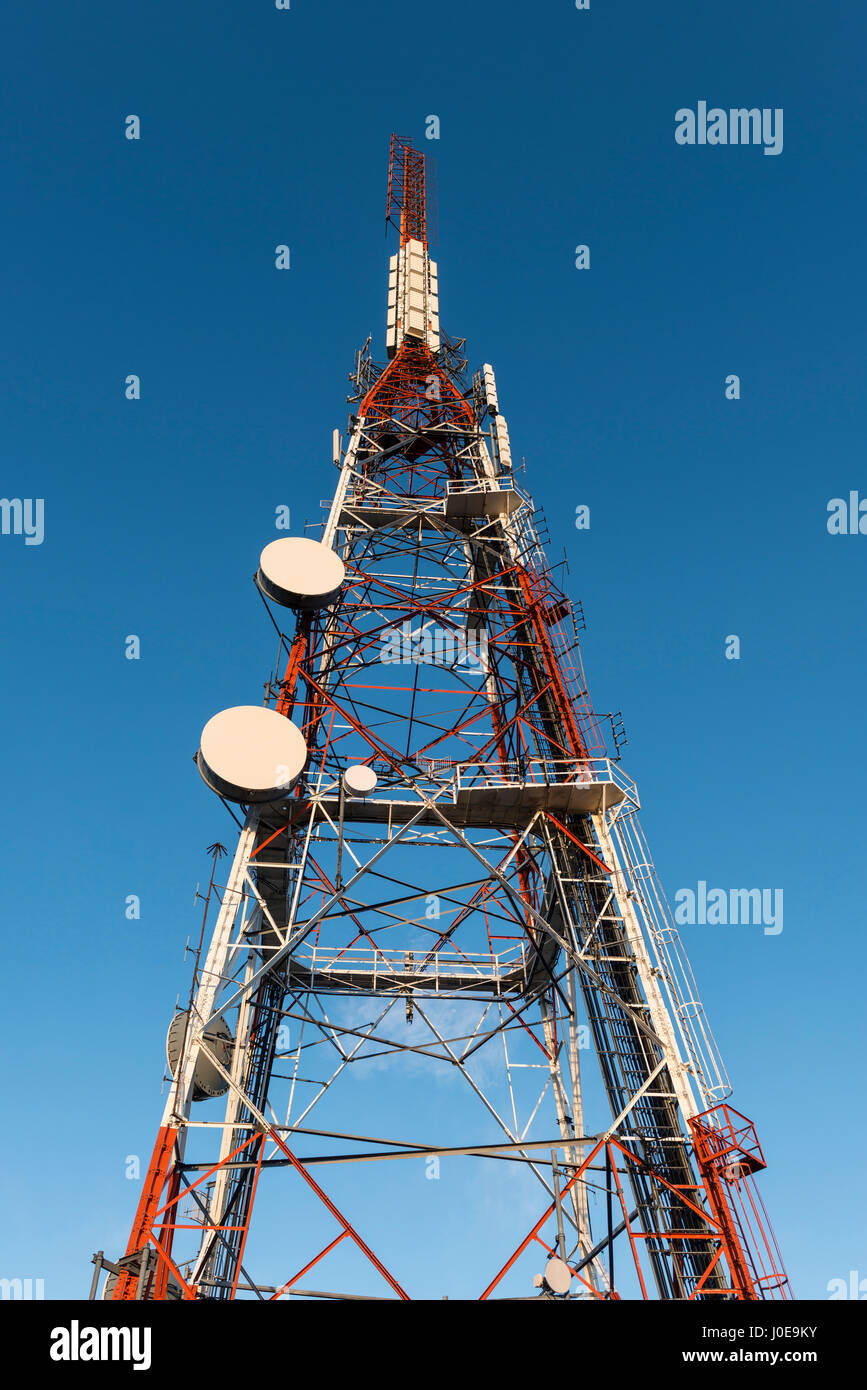 Torre della radio con piatti di radio e antenne, Monte Cargill, Otago, Nuova Zelanda Foto Stock