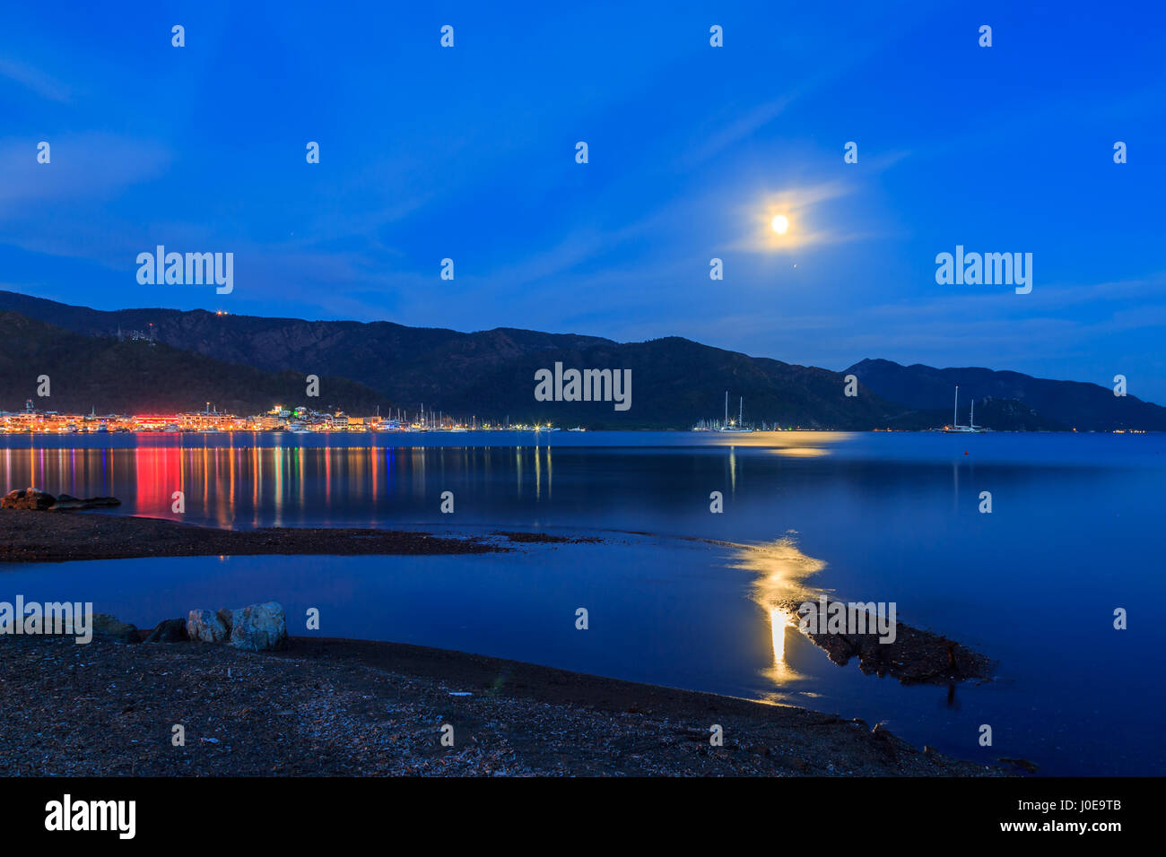 Luci di Marmaris con la luna sulla spiaggia Foto Stock