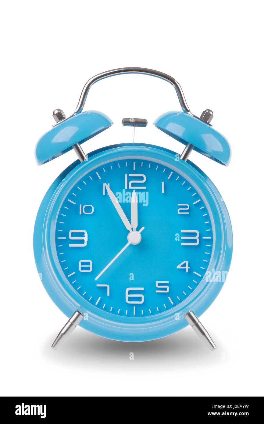 Blue orologio sveglia con le mani a 5 minuti fino a 12 che illustra il tempo sta per scadere isolato su uno sfondo bianco Foto Stock